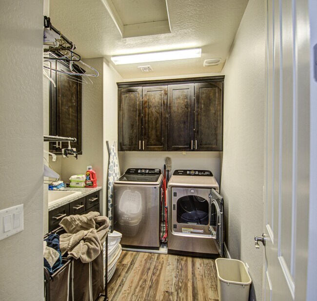 Building Photo - 3016 N Glenview