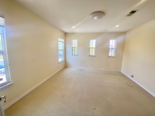 Building Photo - Elegant 5 Bedroom Home With Sweeping Staircase and Tons of Space!