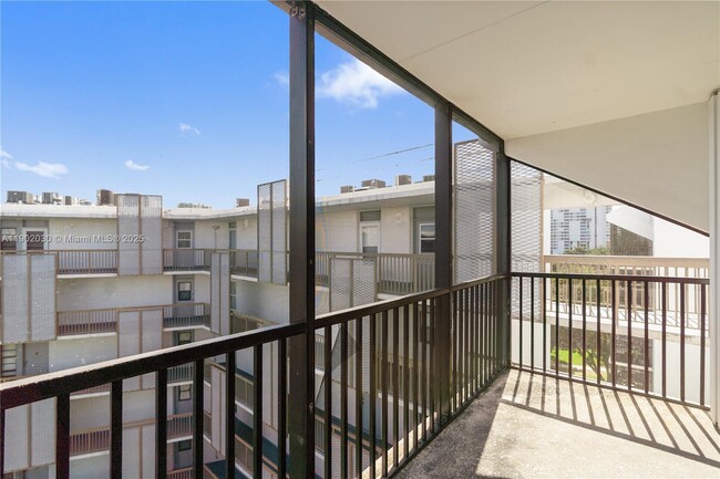 Building Photo - 3475 N Country Club Dr