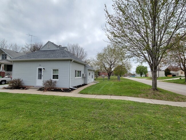 Building Photo - 705 Sumner St