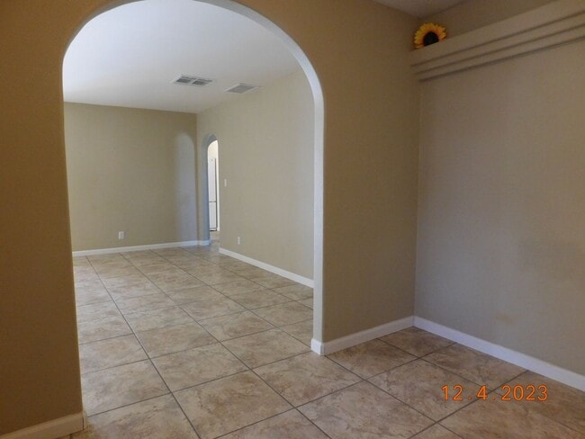 Building Photo - Spacious 3-bedroom, 2-bathroom home