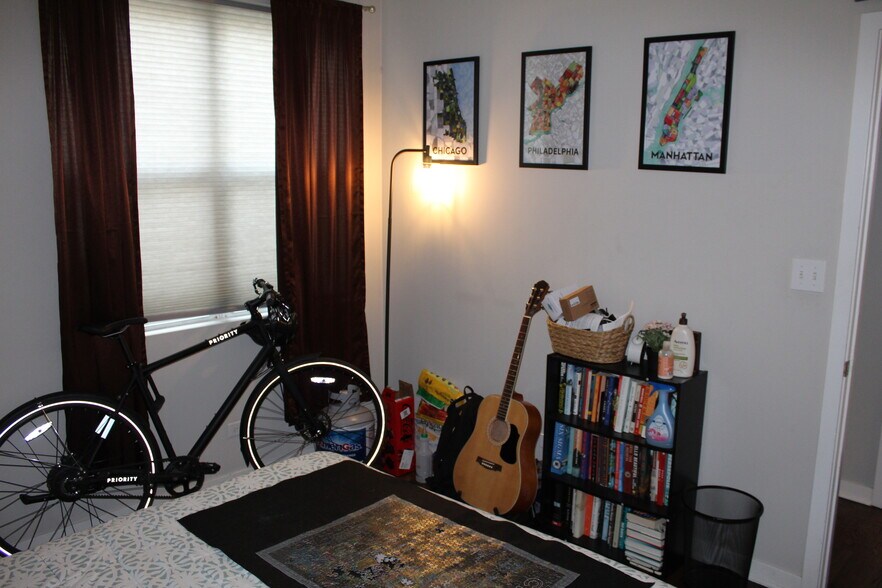 guest room - 946 W Fry St