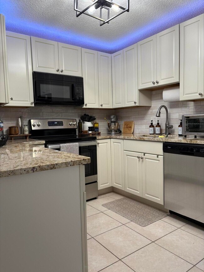 Building Photo - 330 Knotty Pine Cir