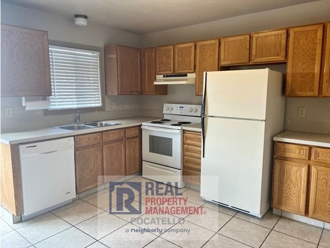Building Photo - 3 bed 1.5 Bath Duplex - 1 Car Garage