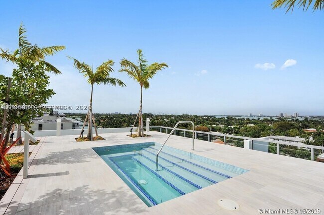 Building Photo - 9940 W Bay Harbor Dr
