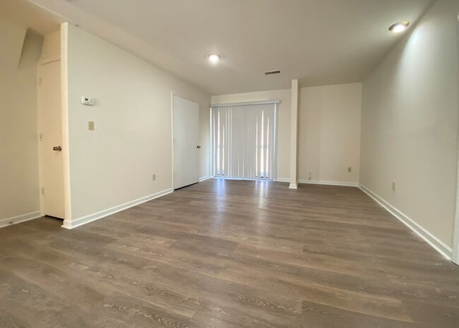 Building Photo - Townhouse style 4bed, 2bath duplex in Cul-...