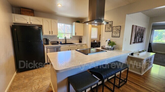 Building Photo - 700 Akard Dr