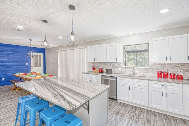 Building Photo - Large 3 bed 2 bath home with fenced backyard