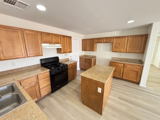 Building Photo - Gorgeous 3bed/1bath w/ 2 Car Garage locate...