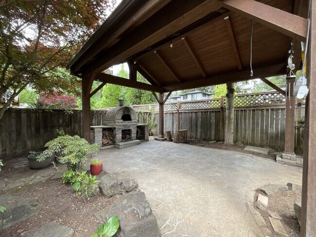 Building Photo - Luxury 5 Bedroom Home with Soaking Tub, Chef’s Kitchen & Expansive Primary Suite