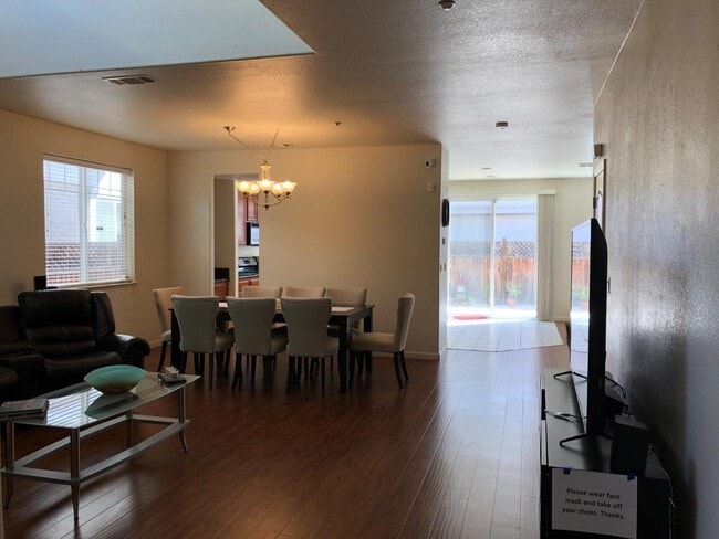 Building Photo - 1868 White Sands St