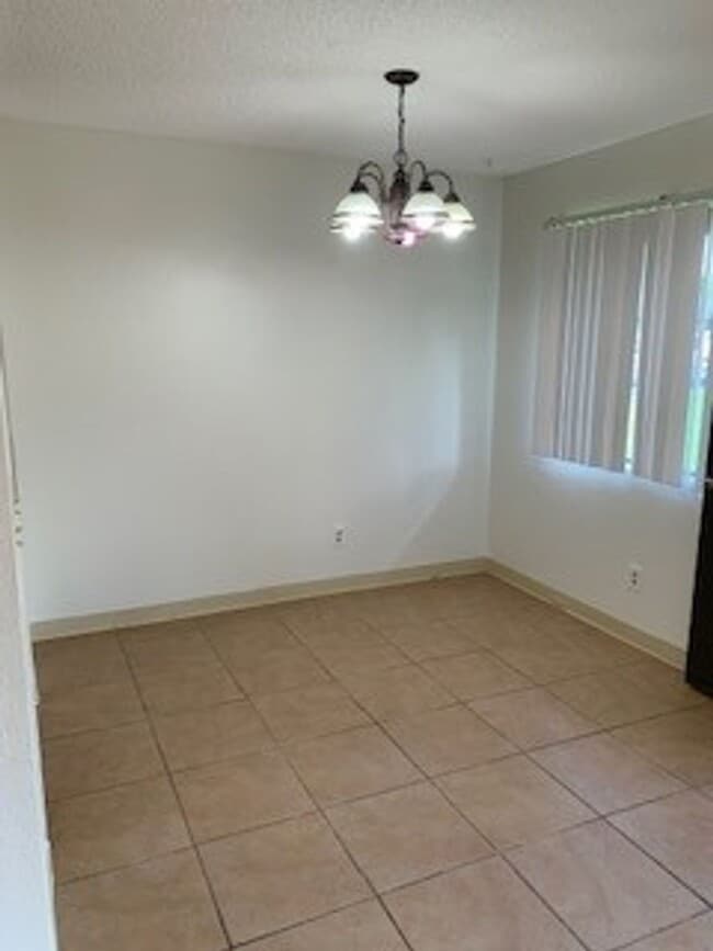 Building Photo - Hidden Valley Estates - 2 bdrm / 1 bath / 2 parking