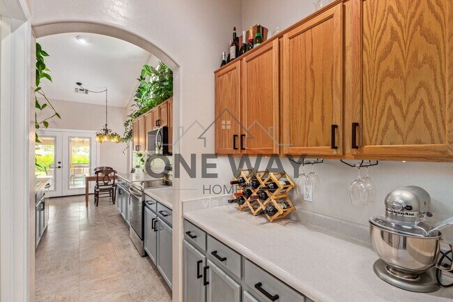 Building Photo - 543 S Wildrose