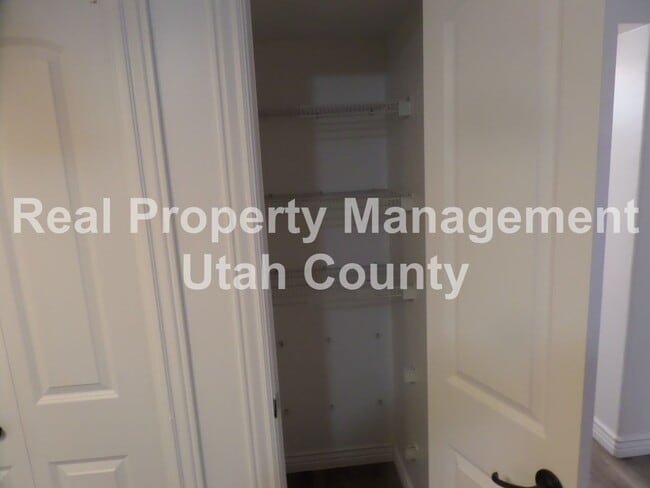 Building Photo - Darling Condo available