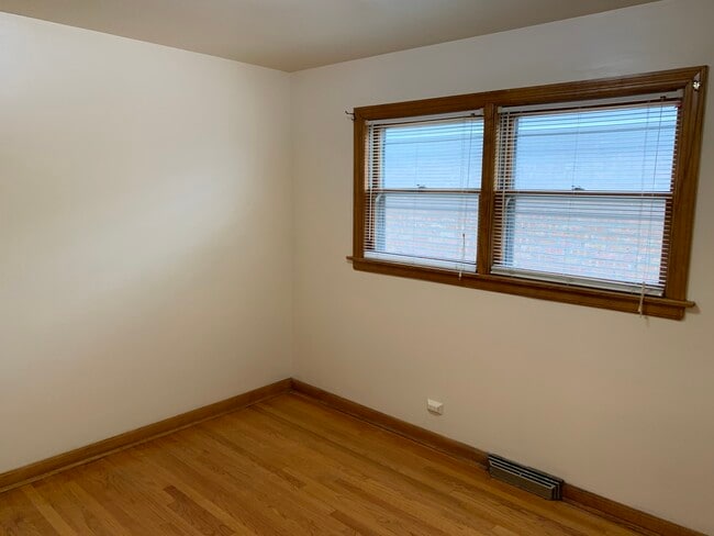 Building Photo - 3826 Clarence Ave