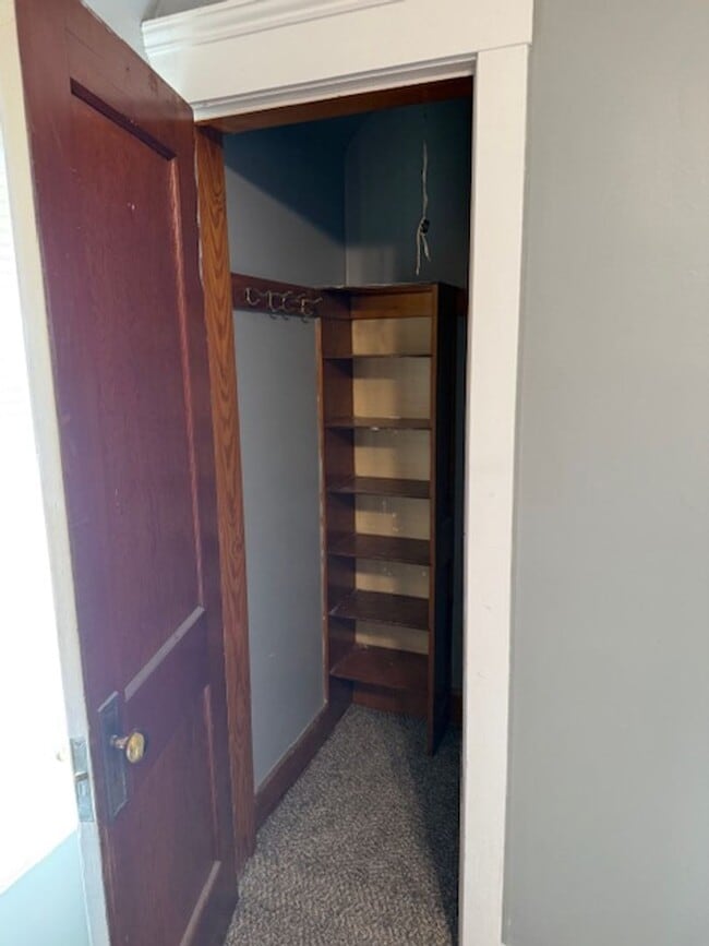 Building Photo - Spacious 1 bedroom with Bonus Room