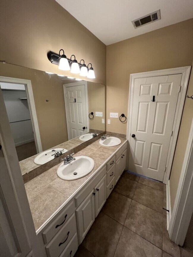 Building Photo - Charming 3-bedroom 2-bathroom in South Burbank Neighborhood!