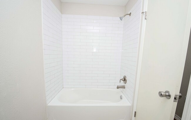 Building Photo - Privacy Fenced, 3 bed 3 bath in South Spri...