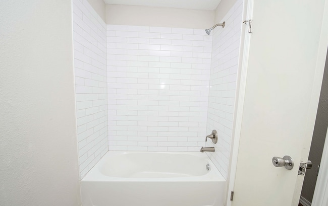 Building Photo - Privacy Fenced, 3 bed 3 bath in South Springfield (Ask about our special)