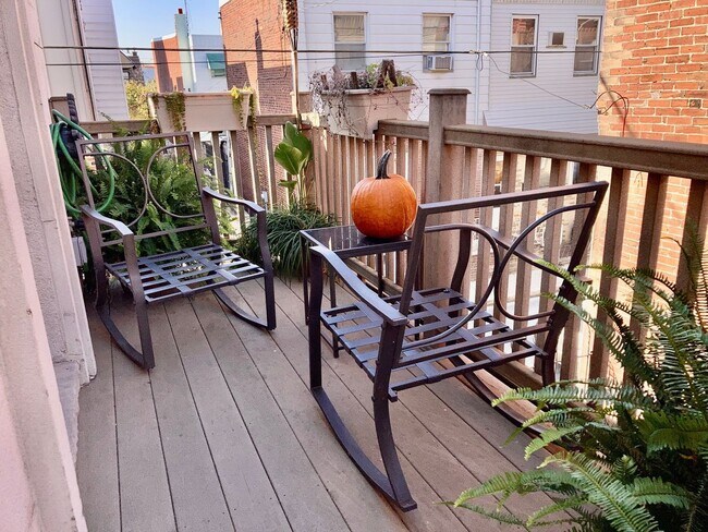 Building Photo - 1627 W Porter St