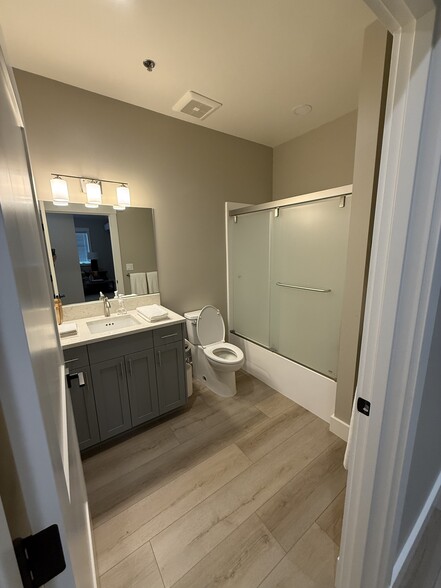 2nd Bathroom - 16600 Boones Ferry Rd