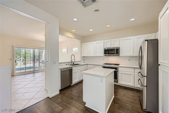 Building Photo - 2313 Fox Hills Dr