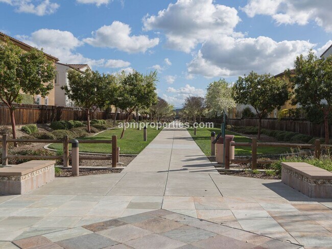 Building Photo - Desirable 4 Bedrooms + Bonus, 4.5 Baths, Gale Ranch in San Ramon!