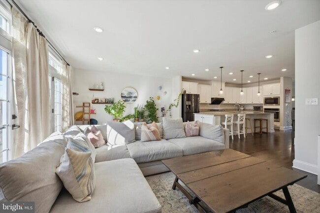 Building Photo - 831 Stonecliffe Rd