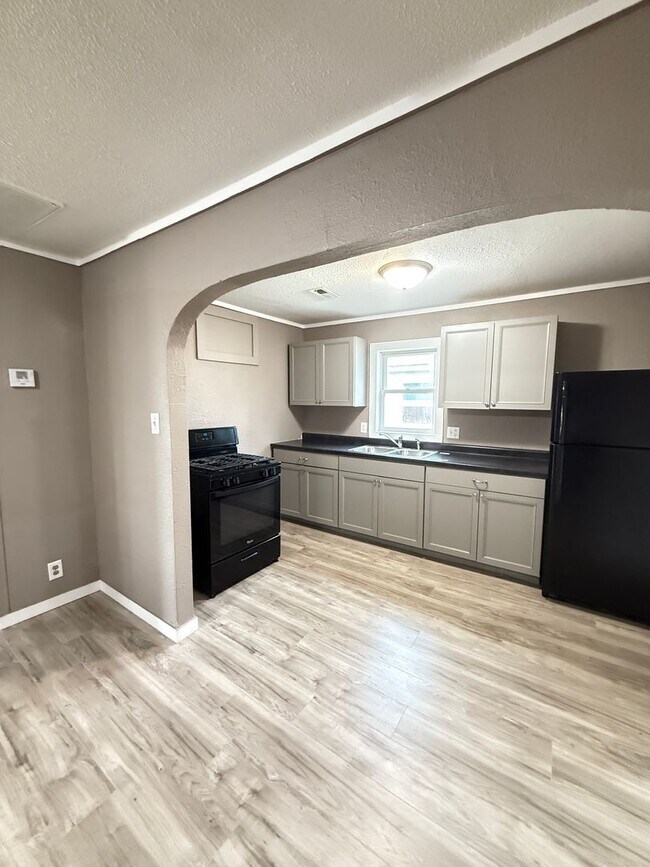 Building Photo - 3 bedroom/1 bath house