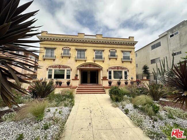 Building Photo - 1406 S St Andrews Pl
