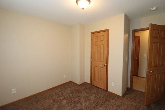 Building Photo - Spacious Town House for Rent