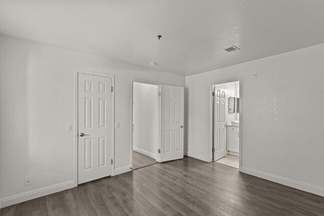 Building Photo - "Spacious 2-Bed, 2-Bath Condo Retreat in the Heart of Las Vegas!"