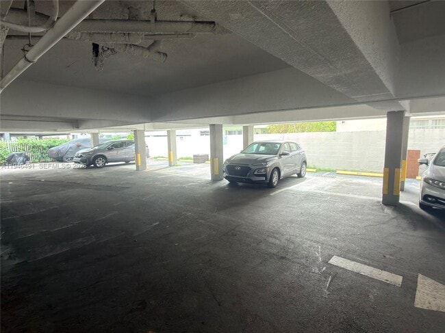 Building Photo - 2000 Biarritz Dr