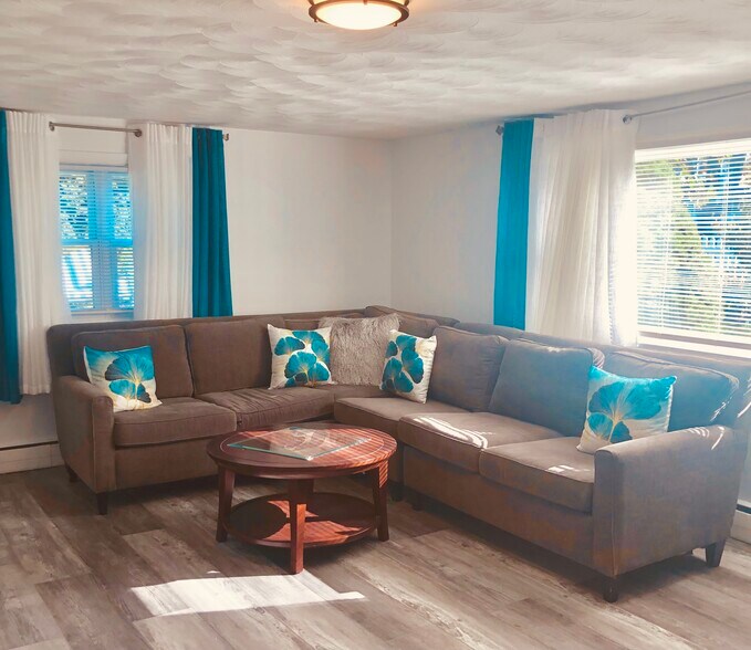 Building Photo - 8 Rock Cliff Rd