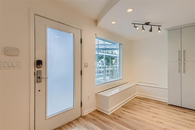 Building Photo - 41 Waller St