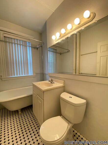 Building Photo - 89 Park Dr