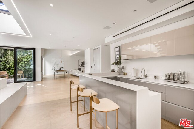Building Photo - 9255 Swallow Dr