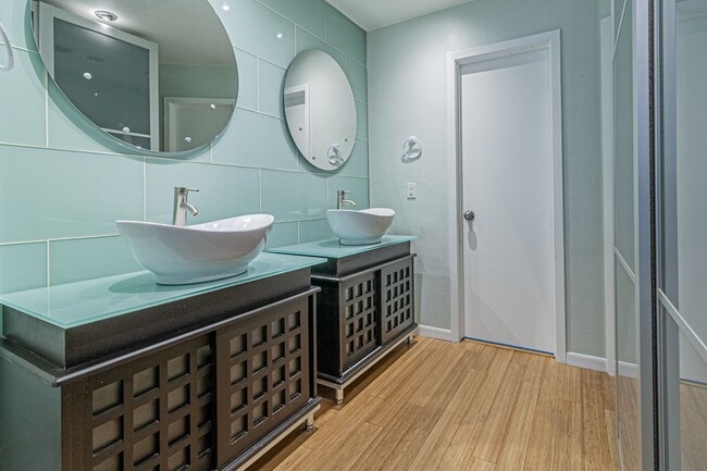 Building Photo - Modern Design 3 Bedroom 2 Bath, 2 car Gara...