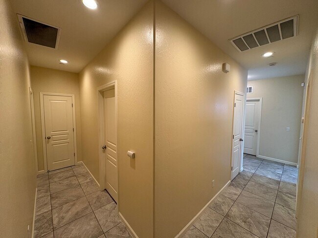 Building Photo - SE Visalia home Available Now!