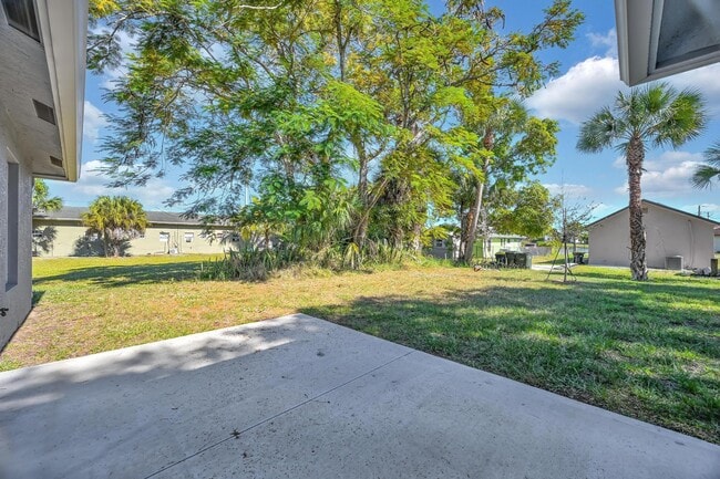 Building Photo - 713 SE East Ave