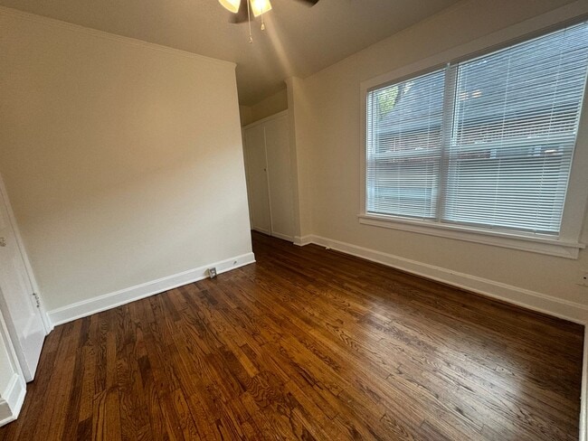 Building Photo - Adorable One bedroom One bathroom duplex l...