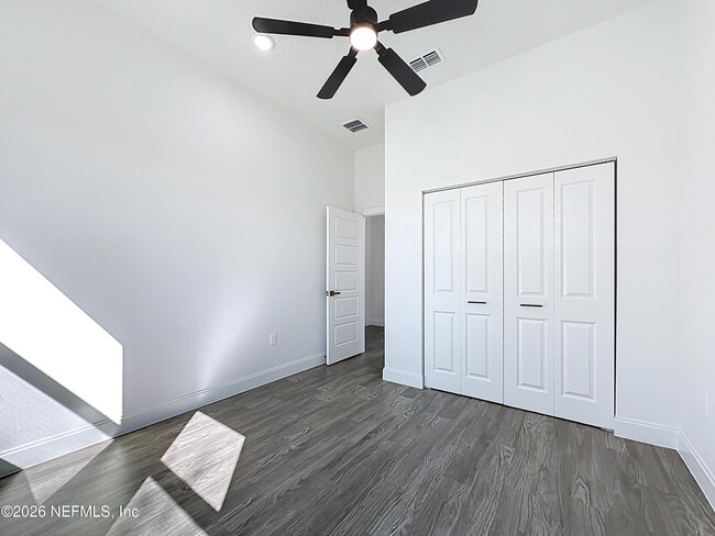 Building Photo - 2121 Broadwater Dr