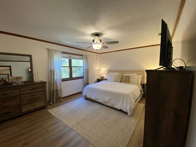 Building Photo - 2112 Westfield Dr