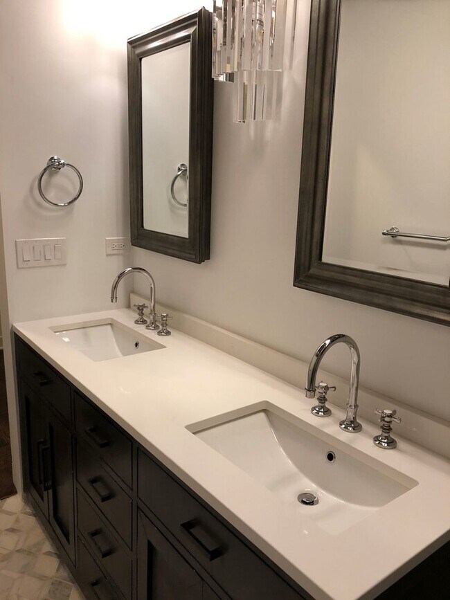 Building Photo - 411 W Ontario St