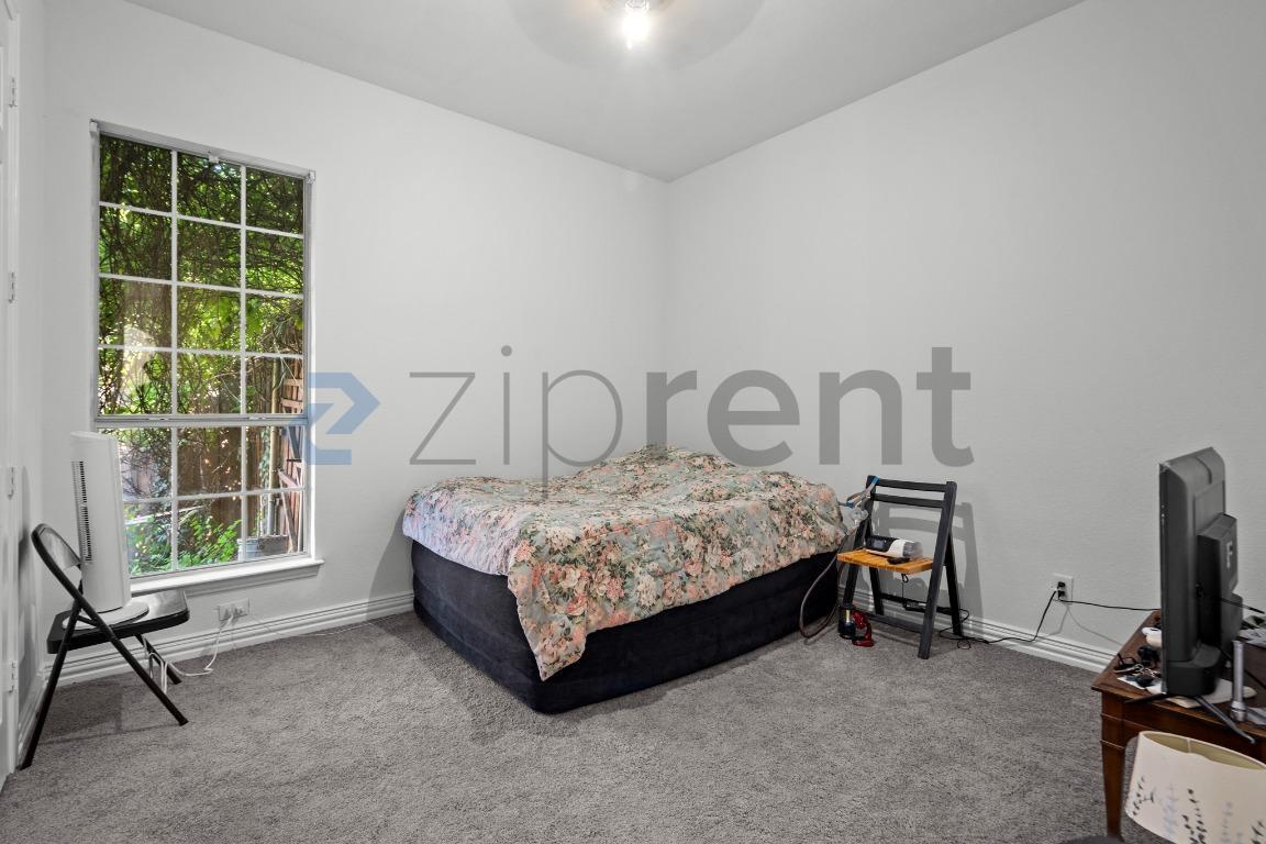 Building Photo - Unit