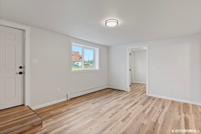 Building Photo - 1118 E 10th Ave