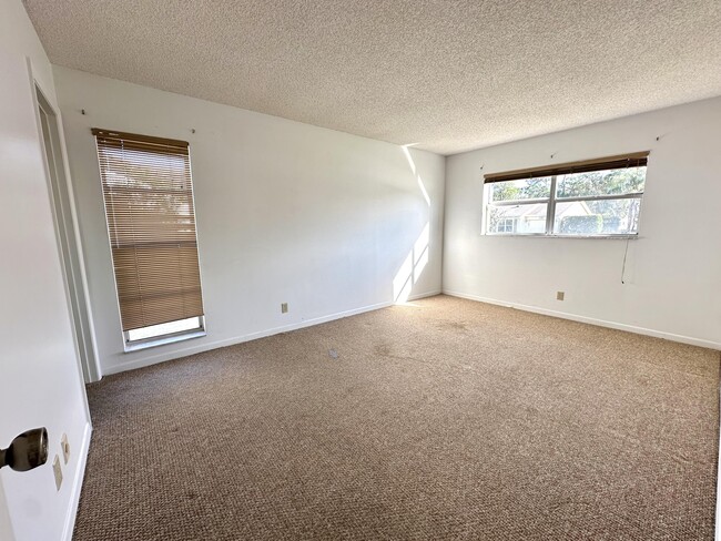 Building Photo - 6101 Rainbow Cir