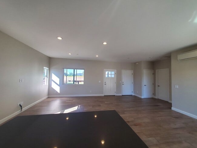 Building Photo - Nature Lover's Newer 1 bedroom single fami...