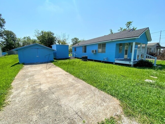 Building Photo - Simple & Comfortable 2 Bedroom Home in Iowa, LA with Large Yard & Shed