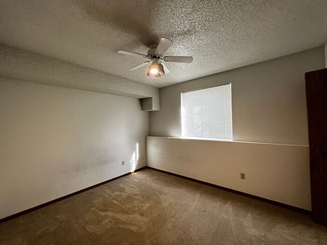 Building Photo - $1,095 | 2 Bedroom, 1 Bathroom Condo | Pet...